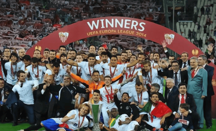  关键时刻欧联焦点战；比利亚雷亚尔远射贴柱；气氛紧张；身体对抗强度拉满